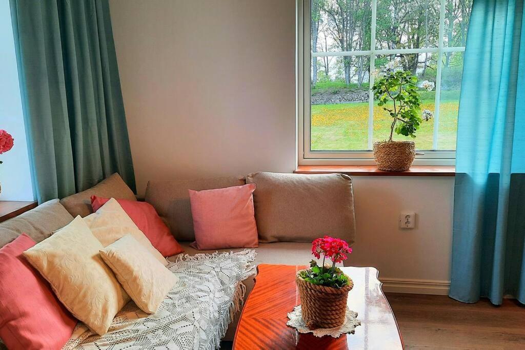 Boende - Stuga Naera Naturen, 3 Km Till Motala Centrum, Elbilsladdning Finns Pa Tomten - Privat Vaerd Dış mekan fotoğraf